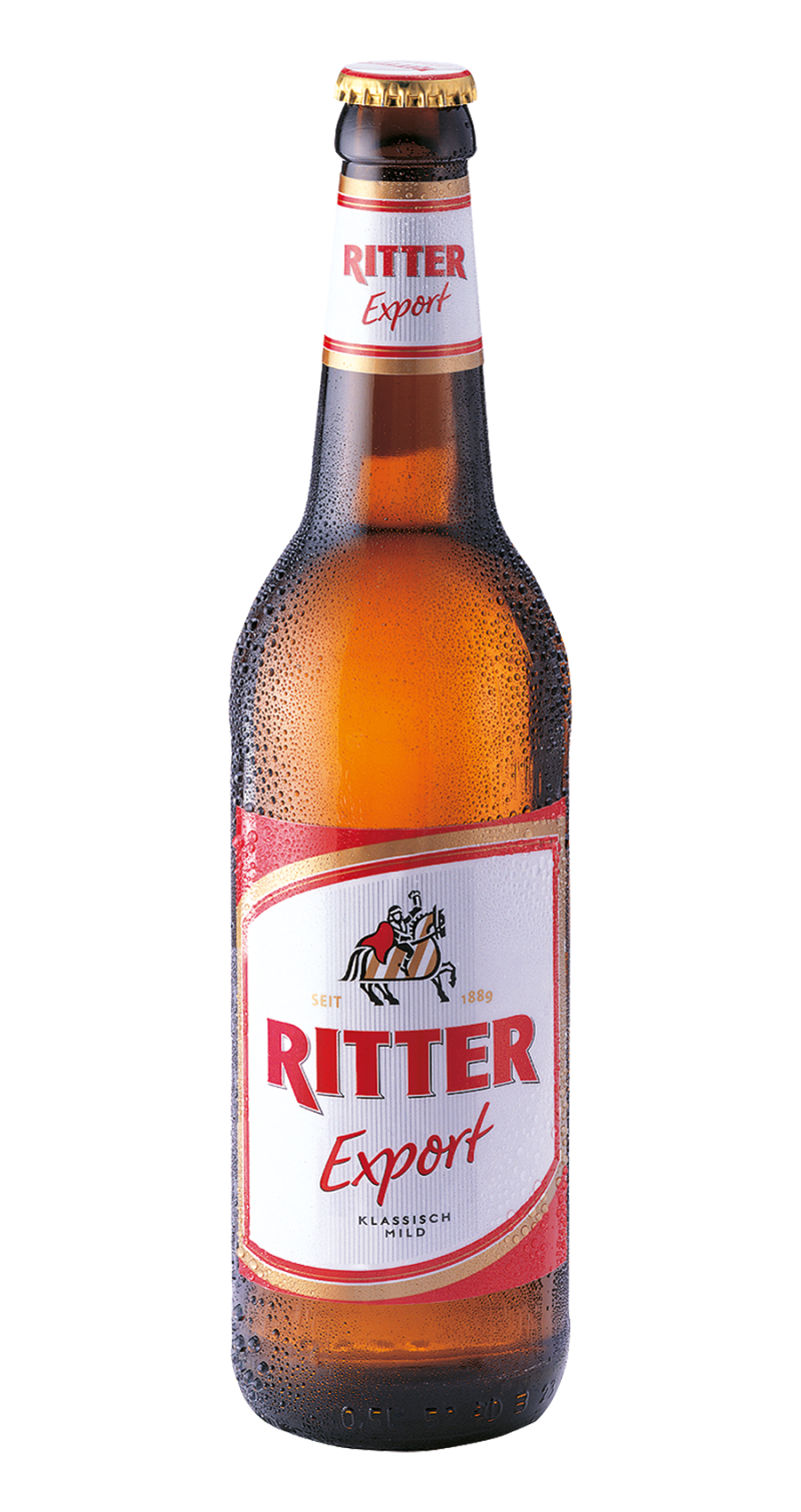 Eine Flasche Bier mit Kondenswasser steht vor einem unscharfen Hintergrund. Sie hat eine goldene Kappe und ein rotes Etikett.