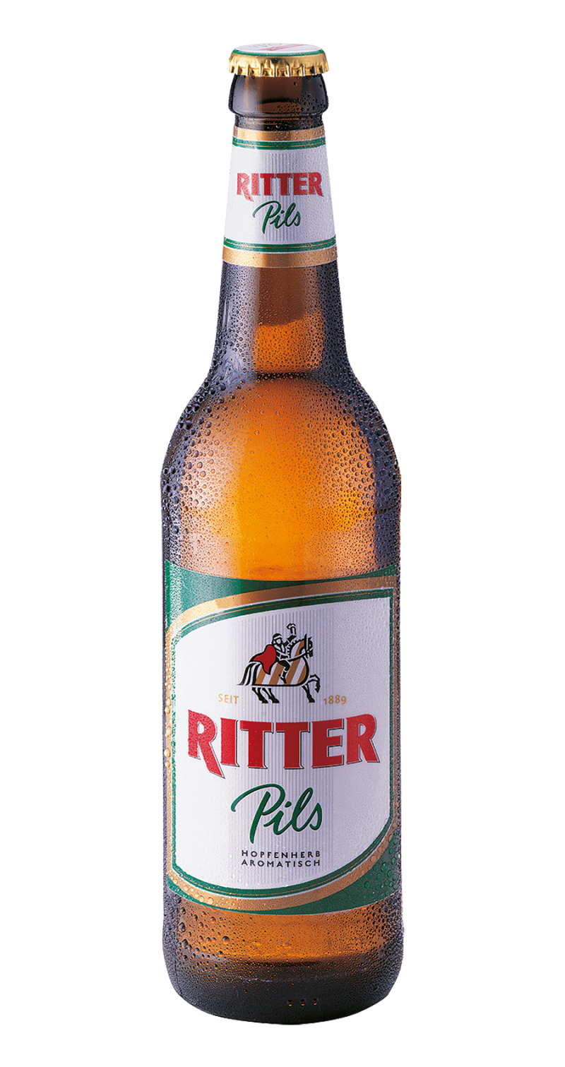 Eine verschwitzte Bierflasche mit goldener Kappe und Etikett steht aufrecht. Das Etikett zeigt einen Reiter und ist mit Grün und Rot versehen.